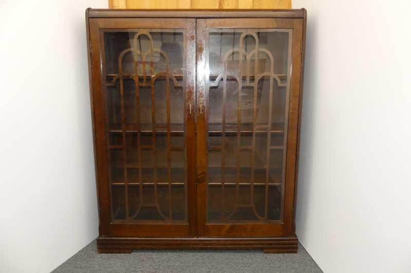 2 Door Glass Bookcase W 4 Shelves Jacob Auctions Ltd