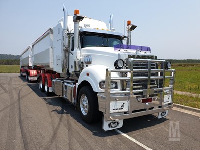 Mack Superliner Clxt Conventional Trucks W Sleeper For Sale