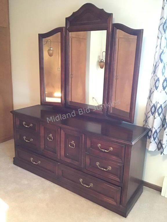 Victoriaville Dresser With Tri Fold Mirror Midland Bid Junkies