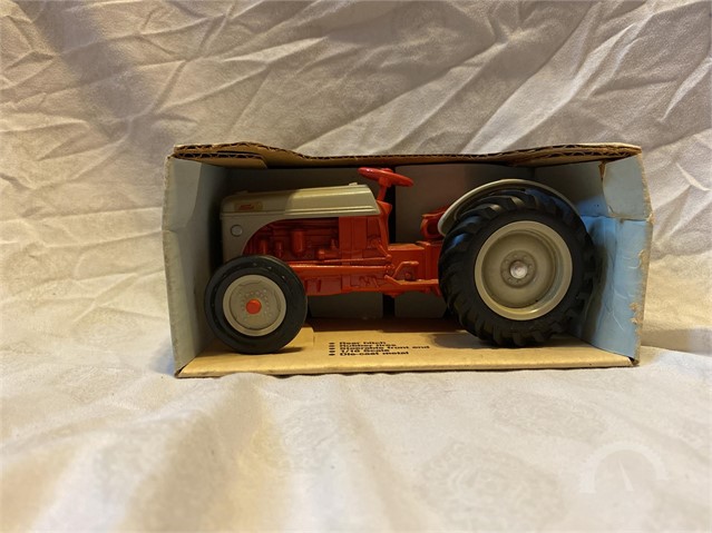 1:16 SCALE DIECAST NEW IN BOX ERTL FORD 8N TRACTOR 