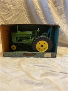 SpecCast  1:16 Diecast Highly Detailed 1947 John Deere M Tractor 