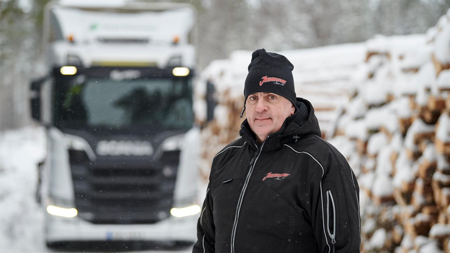 Swedish Driver Secretly Operates Scania Timber Truck With New V8 Engine & Opticruise G33 Gearbox For Two Years