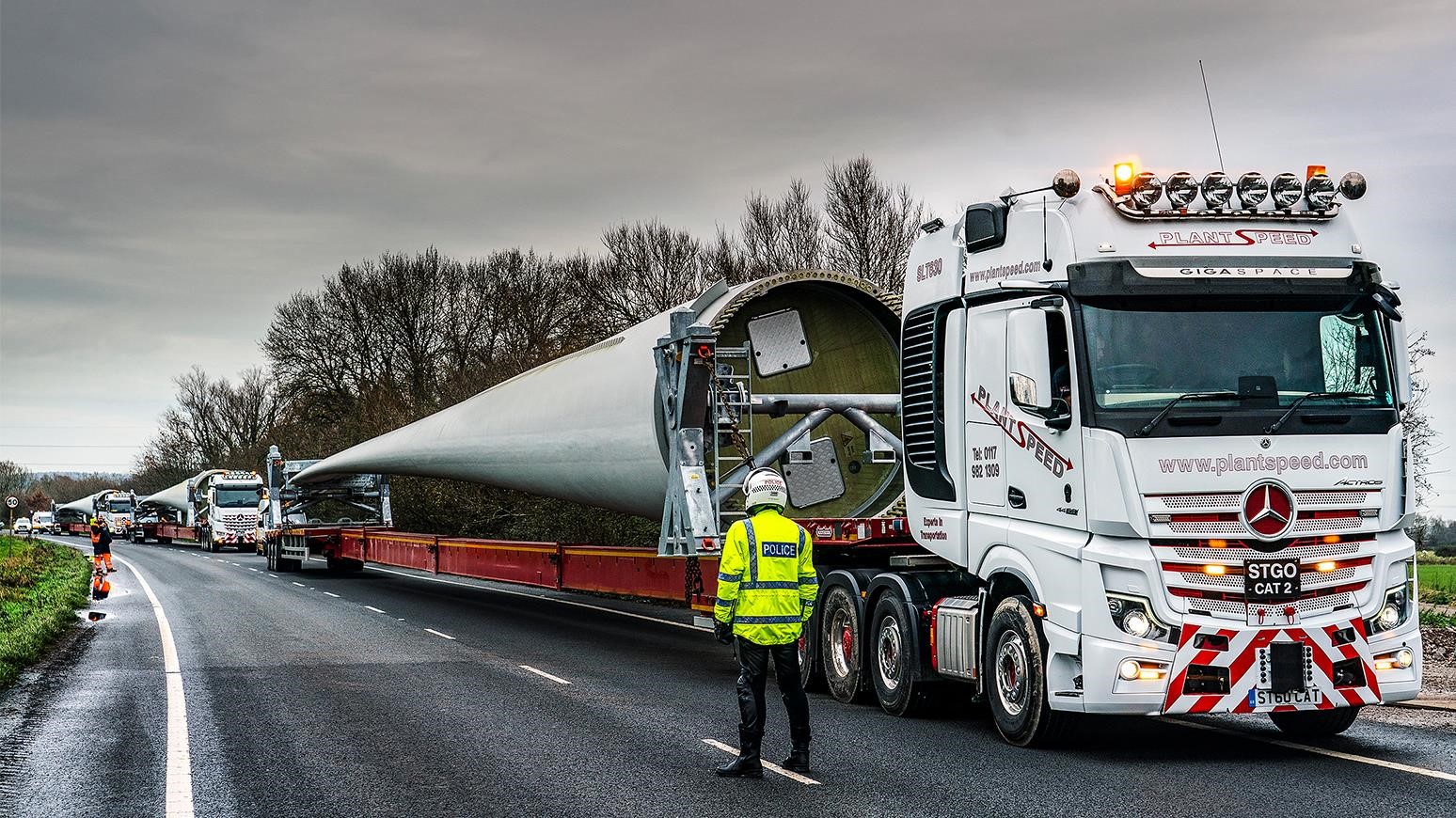 Plant Speed Moves 24-Tonne Wind Turbine Blades With Trio Of Mercedes-Benz SLT Trucks