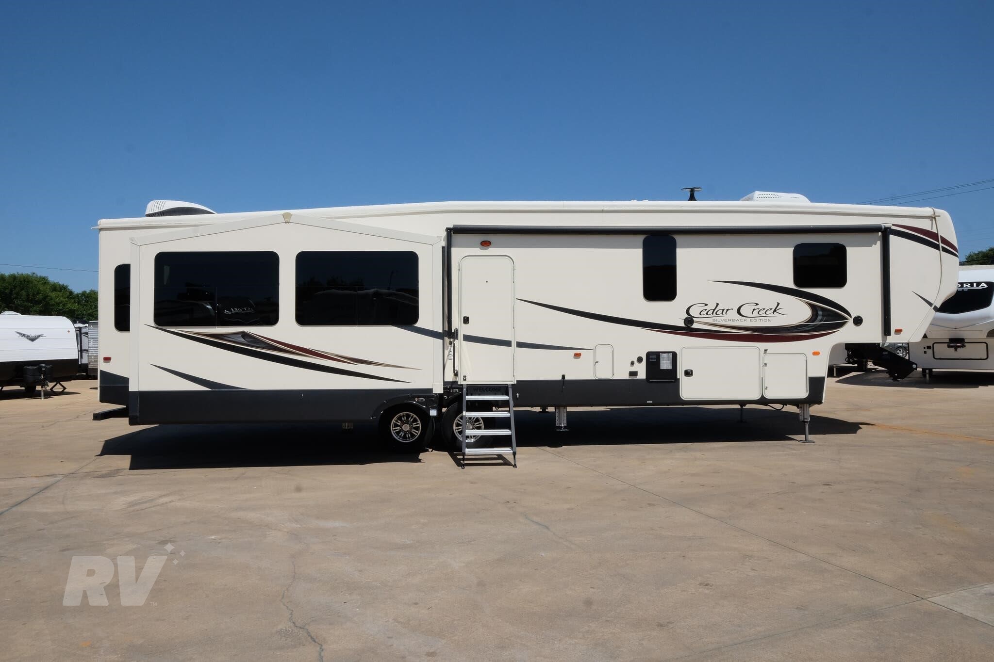 2018 FOREST RIVER CEDAR CREEK SILVERBACK 37MBH For Sale in Kennedale, Texas | RVUniverse.com 2018 Forest River Cedar Creek Silverback 37mbh