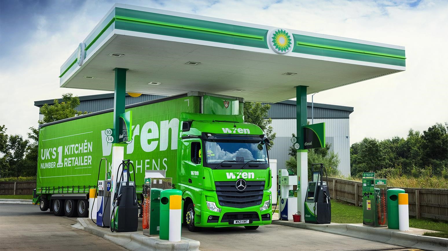 Mercedes-Benz Trucks Teams With bp On Digital In-Truck Fuel Payment System