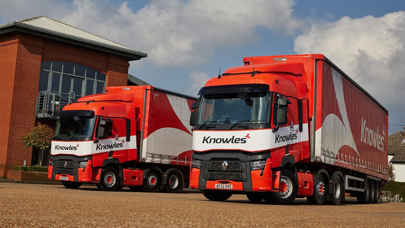 Knowles Transport Hauls Beverages, Food & More With A Pair Of Renault T440 Tractor Units