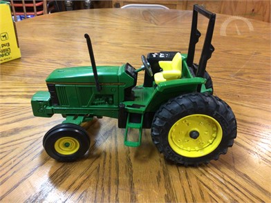 1/64 CUSTOM ERTL FARM TOY FORD 7710 OPEN STATION TRACTOR WITH STANDI RUBBER 