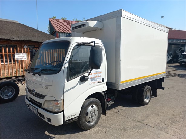 2015 HINO 300 614 Used Dropside Flatbed Trucks for sale