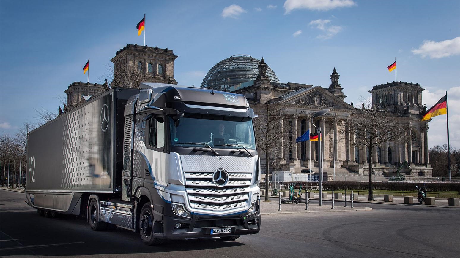 Mercedes-Benz Testing Fuel Cell-Powered GenH2 Truck