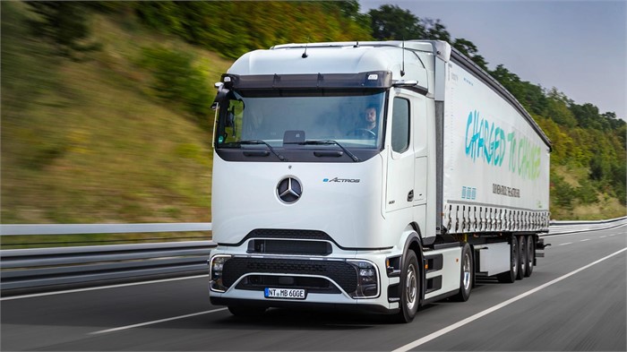 A Mercedes-Benz eActros 600 battery-electric truck drives on a road.