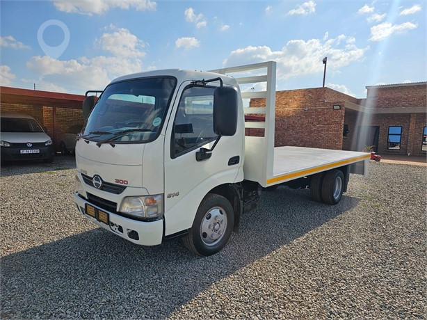 2014 HINO 300 614 Used Standard Flatbed Trucks for sale