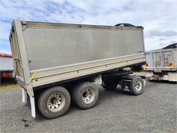 2015 MUSCAT SUPER DOG TIPPER Used Dog Trailers for sale