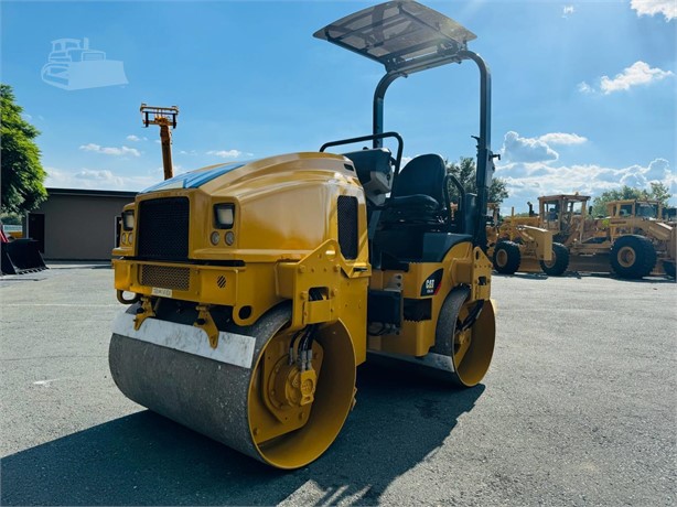 2016 CATERPILLAR CB24B Used Smooth Drum Compactors for sale