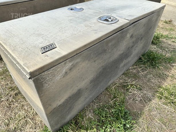EAST ALUMINUM MOUNTED TOOL BOX Used Wergzeugkiste auktionsergebnisse